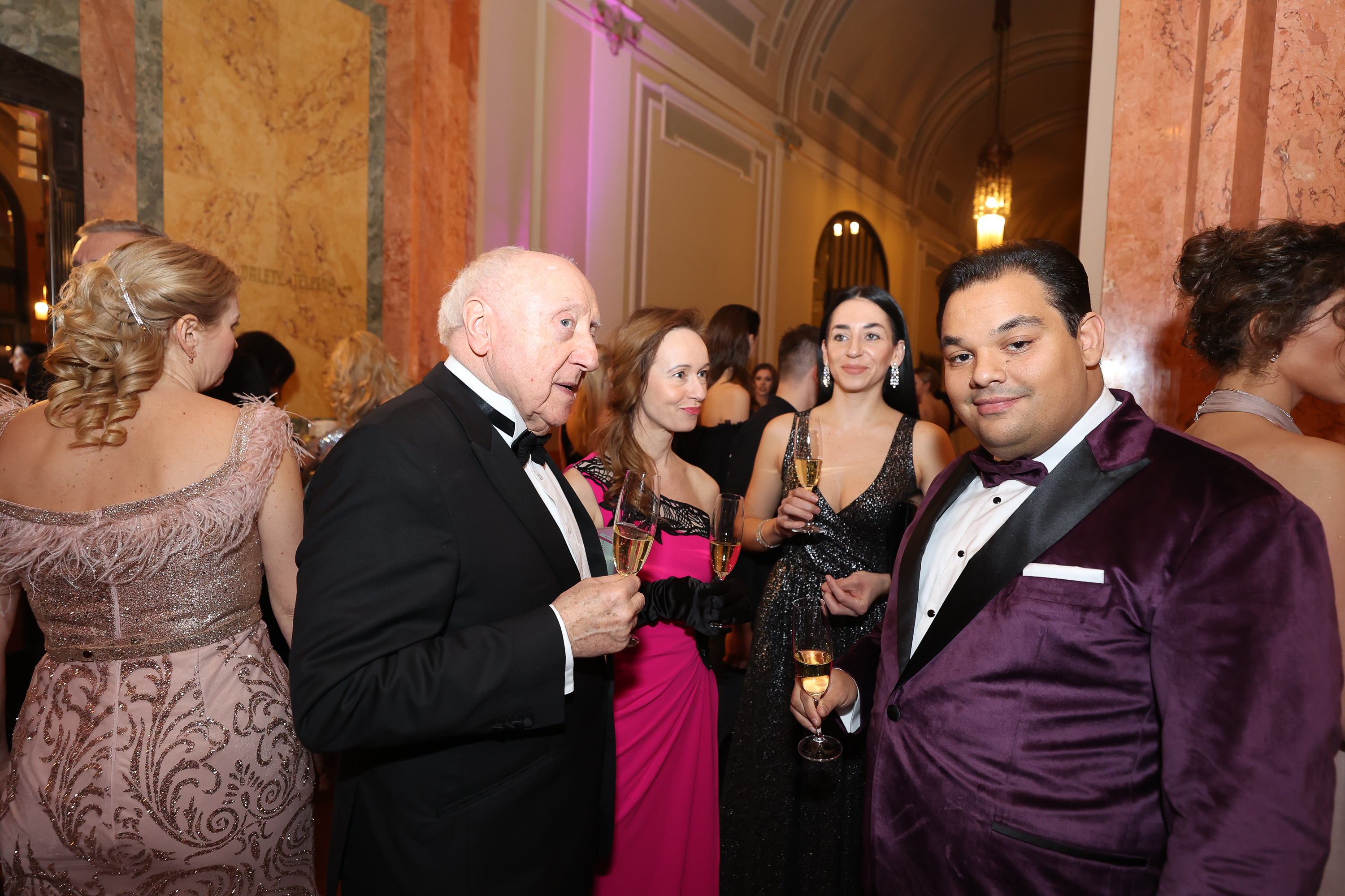 V letošním roce v srdci Evropy vyvrcholila plesová sezóna noblesním Česko-Slovenským plesem
V sobotu 11. února hostil pražský Obecní dům velkolepý Česko-Slovenský ples