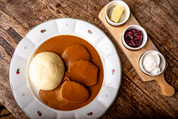 Yurij Kolesnik presents the lunch menu for the first time in La Veranda and Babičina zahrada. Yurij Kolesnik presents the lunch menu for the first time in La Veranda and Babičina zahrada.