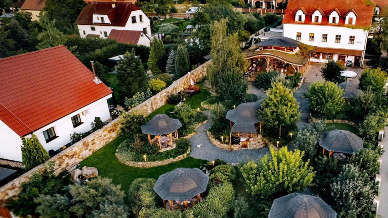 Babiččina zahrada představuje nové menu. Chuť léta, vůně bylinek a nejkrásnější zahrada hned za Prahou