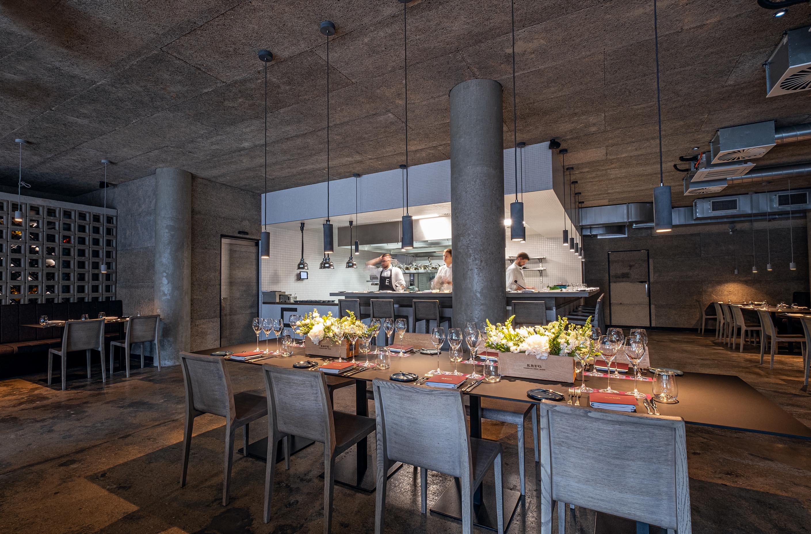 Krug ambasáda v restauraci The Eatery