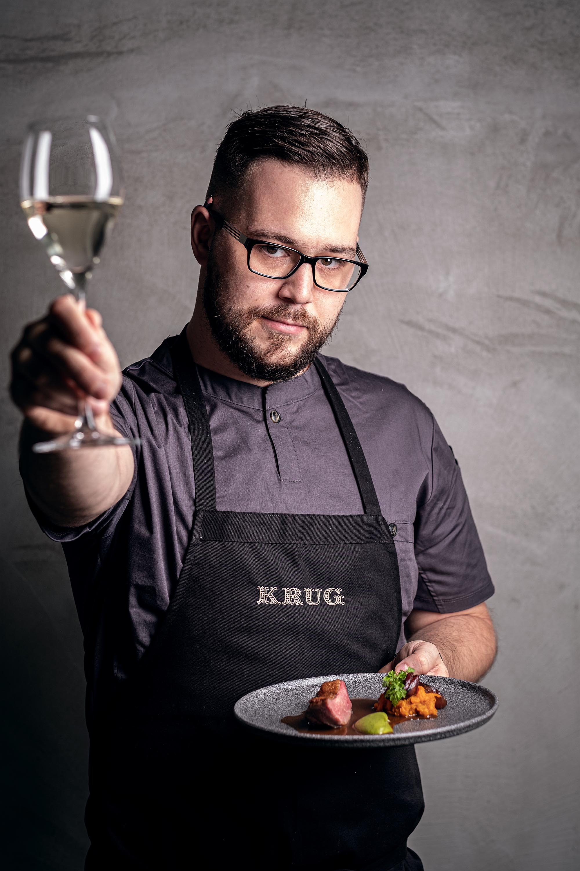 Krug ambasáda v restauraci The Eatery