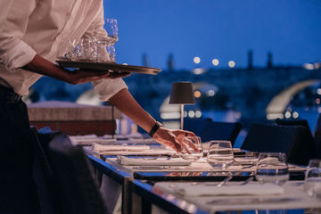 Brick’s Invites You to Top-level Themed Gastronomy