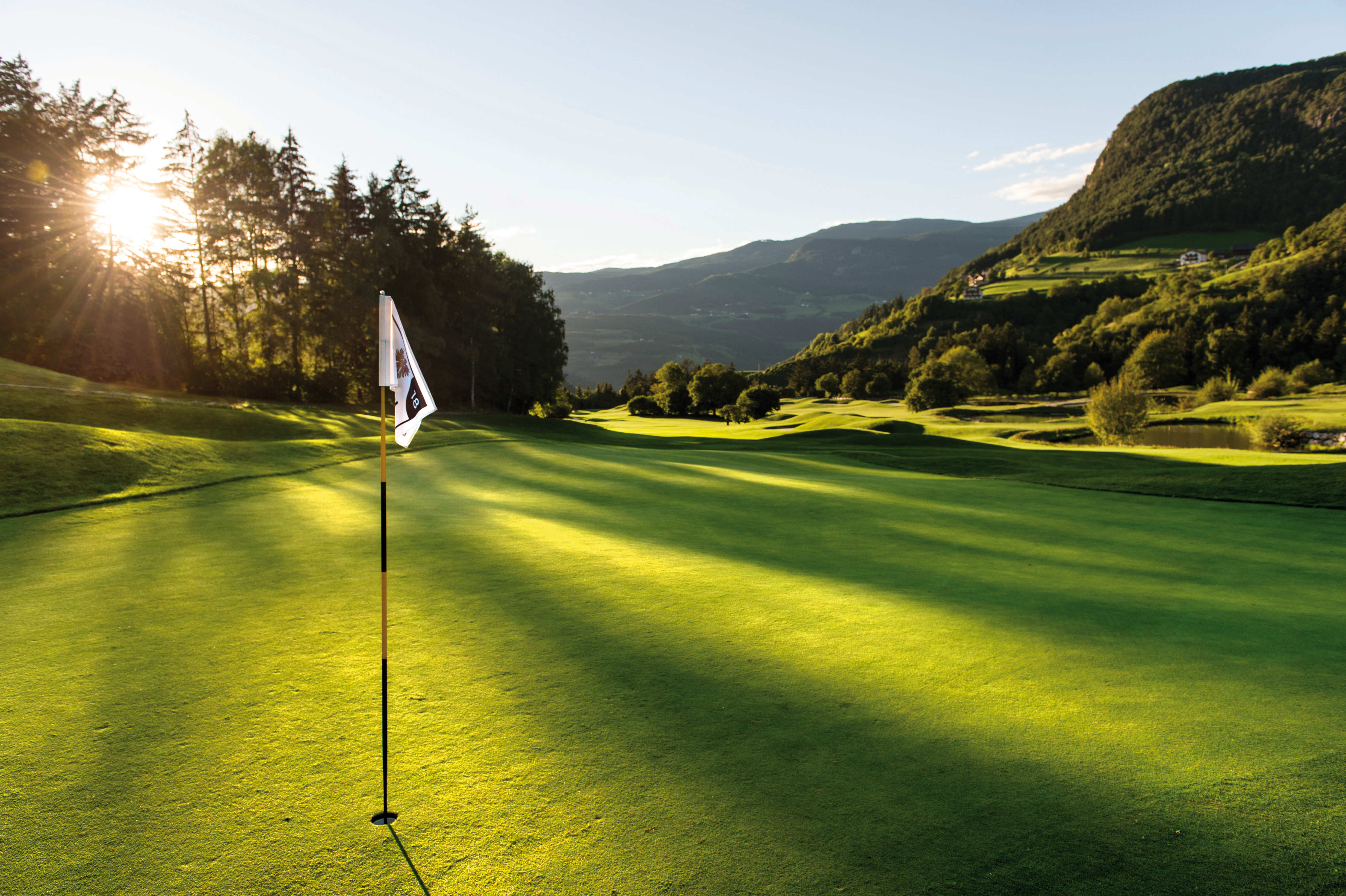 Golfové odpaly pod horskými štíty