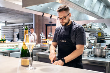 Krug ambasáda v restauraci The Eatery